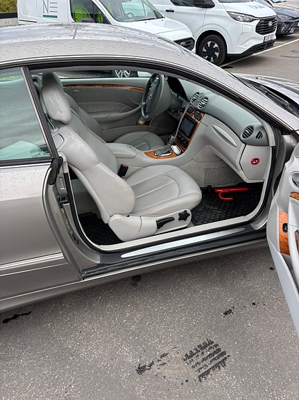Mercedes-Benz CLK200 3 of 12