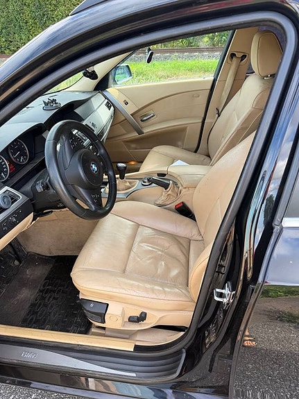 BMW 525i 4 of 5