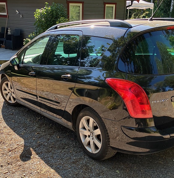 Peugeot 308 SW 2 of 4