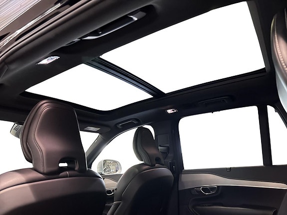 Volvo XC90 10 of 20
