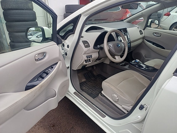 Nissan Leaf 3 of 5