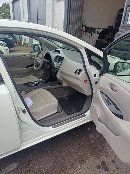 Nissan Leaf 4 of 5