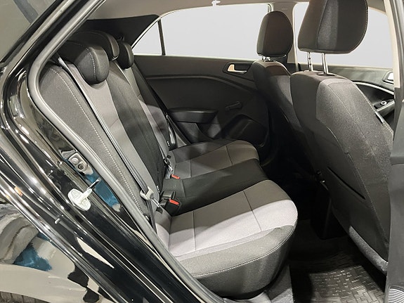 Hyundai i20 10 of 16