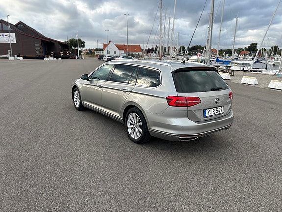 Volkswagen Passat 2 of 27