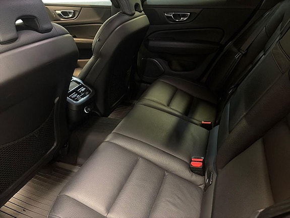 Volvo V60 Cross Country 7 of 13