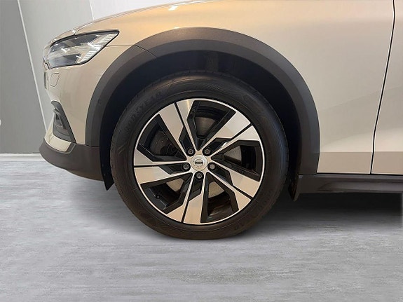 Volvo V60 Cross Country 3 of 13