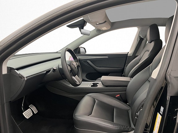 Tesla Model Y 10 of 27