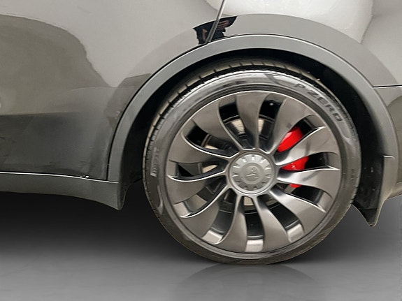 Tesla Model Y 25 of 27
