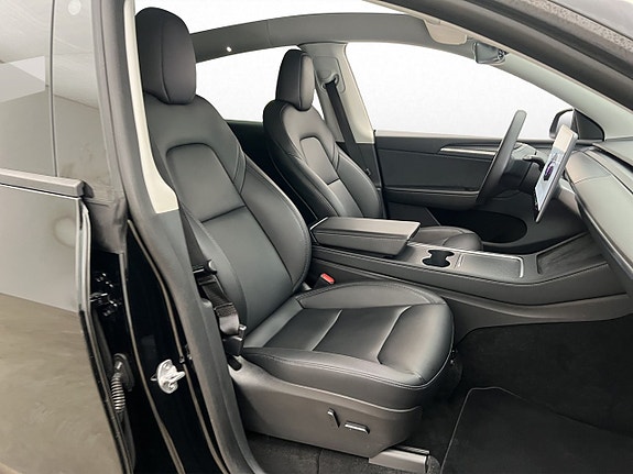 Tesla Model Y 21 of 27