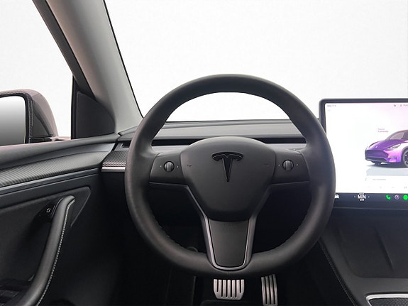 Tesla Model Y 12 of 27