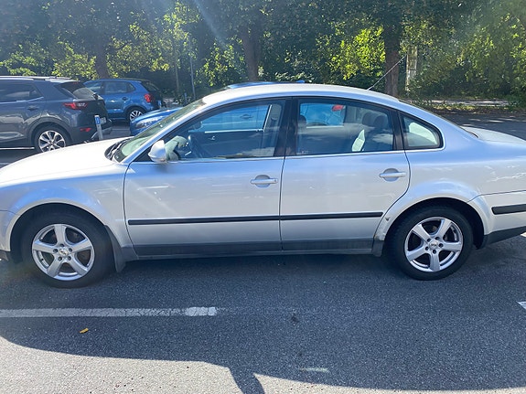 Volkswagen Passat 2 of 8