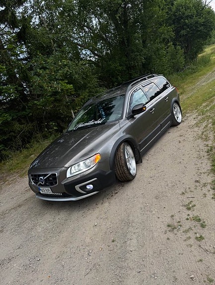 Volvo XC70 2 of 8