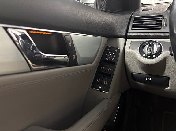 Mercedes-Benz C350 26 of 30
