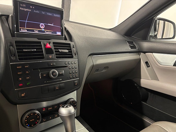 Mercedes-Benz C350 28 of 30