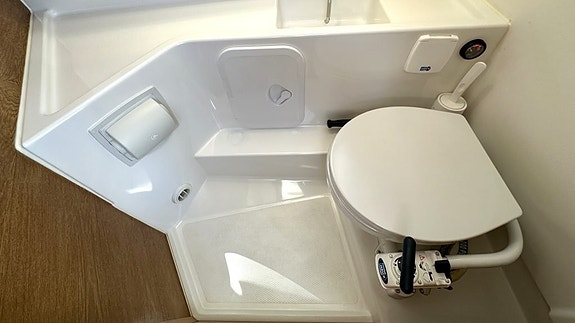 Nimbus C9 - 2019 - Volvo Penta V8-350 11 of 27