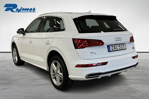 Audi Q5 2 of 17