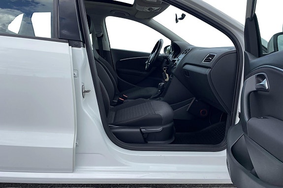 Volkswagen Polo 16 of 27