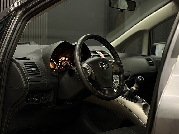 Toyota Auris 15 of 27