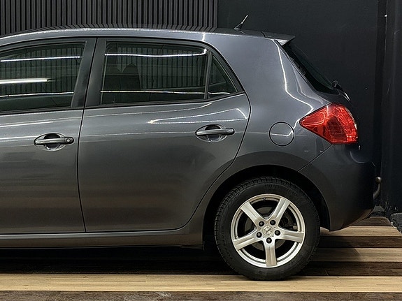 Toyota Auris 8 of 27