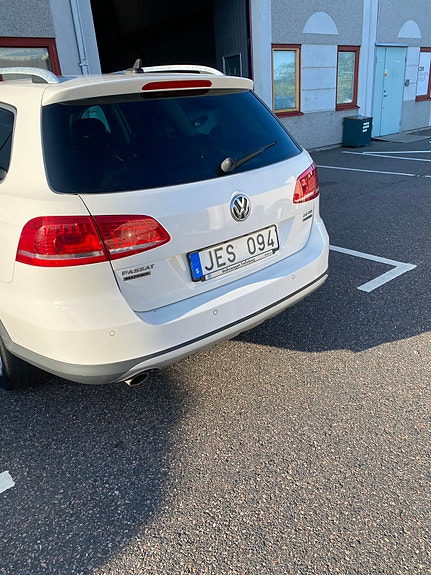 Volkswagen Passat Alltrack 2 of 5