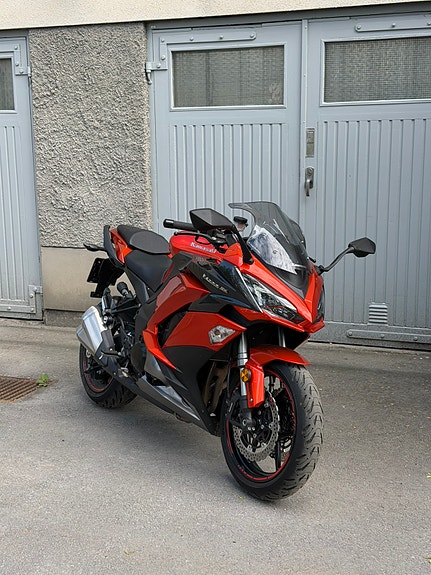 Kawasaki Ninja Z1000SX 3 of 4