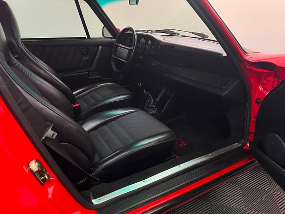 Porsche 911 Carrera 10 of 16