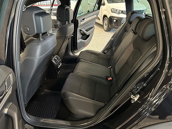 Volkswagen Passat Alltrack 14 of 26