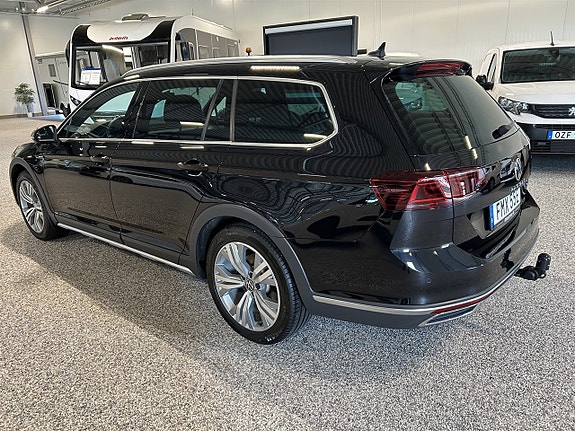Volkswagen Passat Alltrack 2 of 26