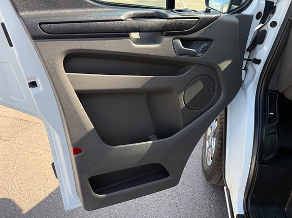 Ford Transit Custom 11 of 16