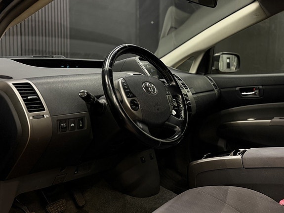 Toyota Prius 16 of 25