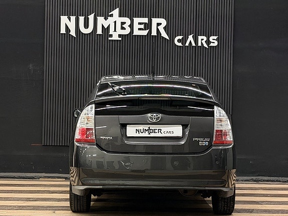 Toyota Prius 10 of 25