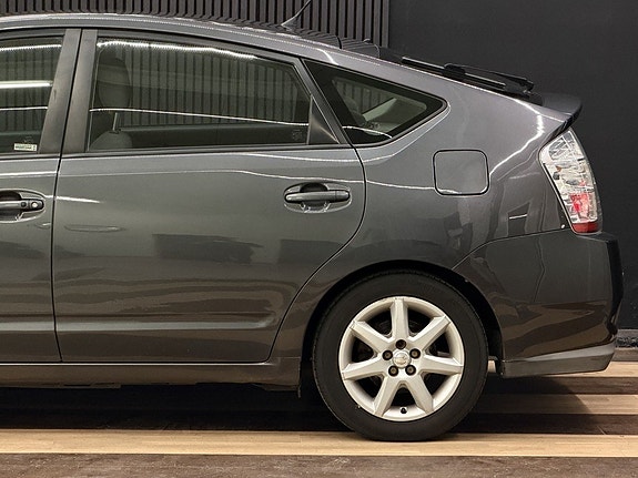 Toyota Prius 9 of 25