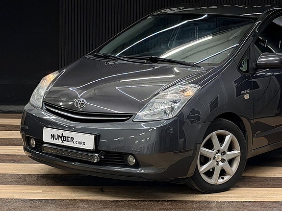 Toyota Prius 3 of 25