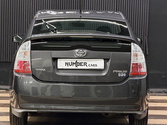 Toyota Prius 11 of 25