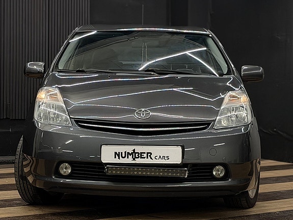 Toyota Prius 4 of 25
