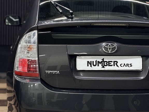 Toyota Prius 12 of 25