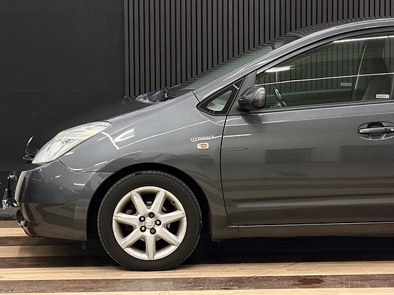 Toyota Prius 7 of 25