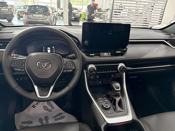 Toyota RAV4 8 of 13