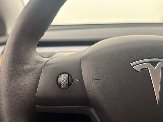 Tesla Model Y 17 of 30