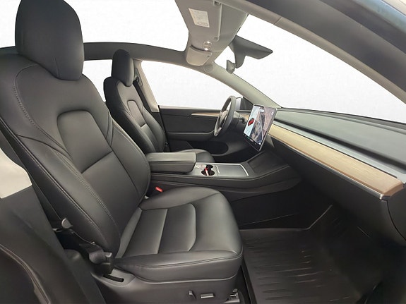 Tesla Model Y 28 of 30