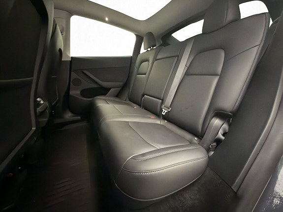Tesla Model Y 29 of 30