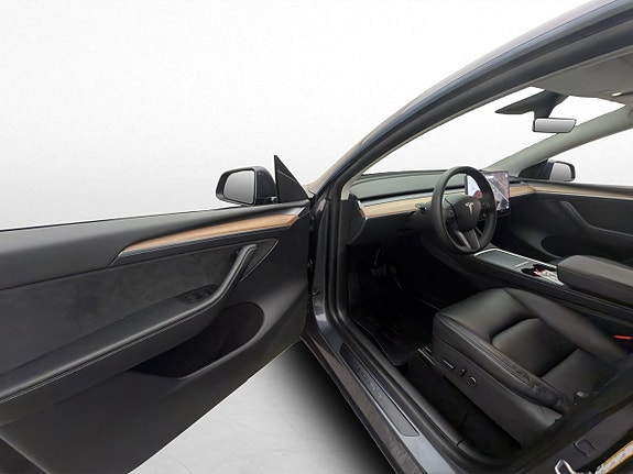 Tesla Model Y 12 of 30