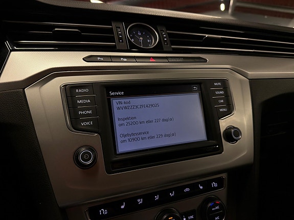 Volkswagen Passat 14 of 18