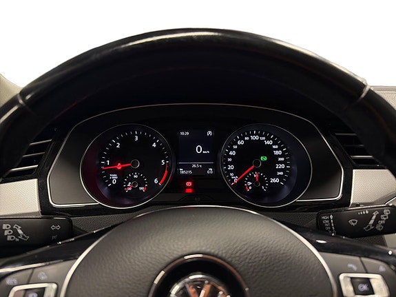 Volkswagen Passat 16 of 18