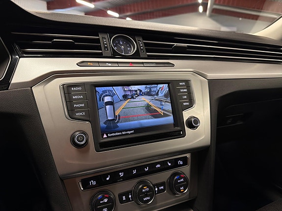 Volkswagen Passat 13 of 18