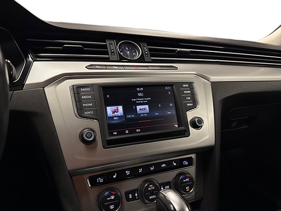 Volkswagen Passat 12 of 18