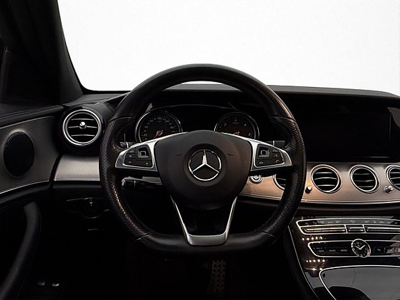 Mercedes-Benz E200 14 of 30