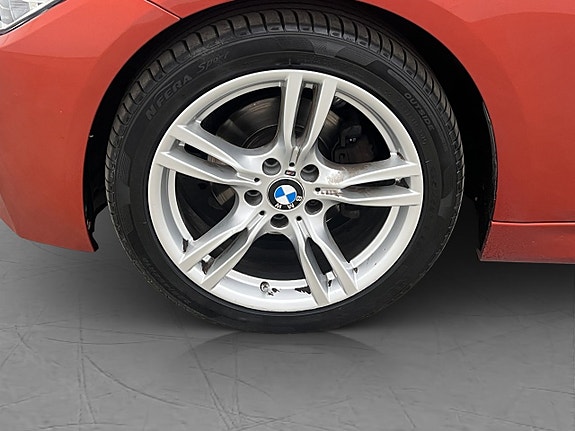 BMW 320i 26 of 29