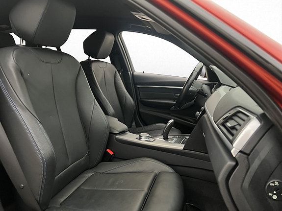 BMW 320i 16 of 29