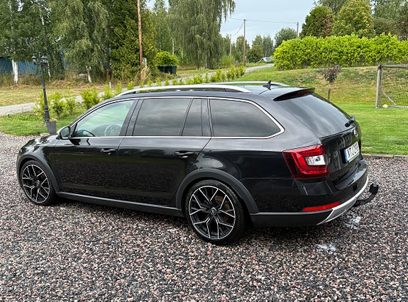Skoda Octavia Scout 2 of 10